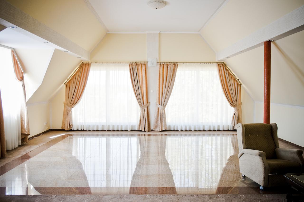 Hotel Olenka Szydlowiec Bagian luar foto
