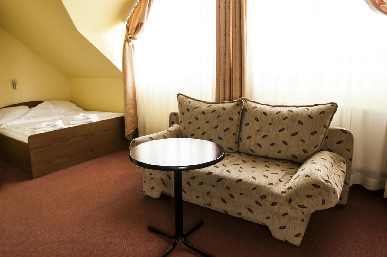 Hotel Olenka Szydlowiec Bagian luar foto
