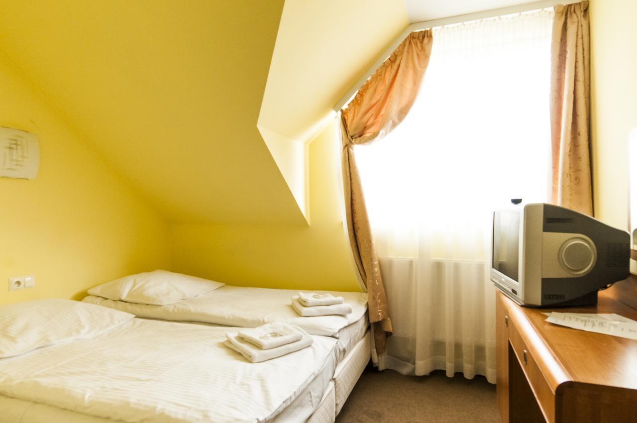 Hotel Olenka Szydlowiec Bagian luar foto