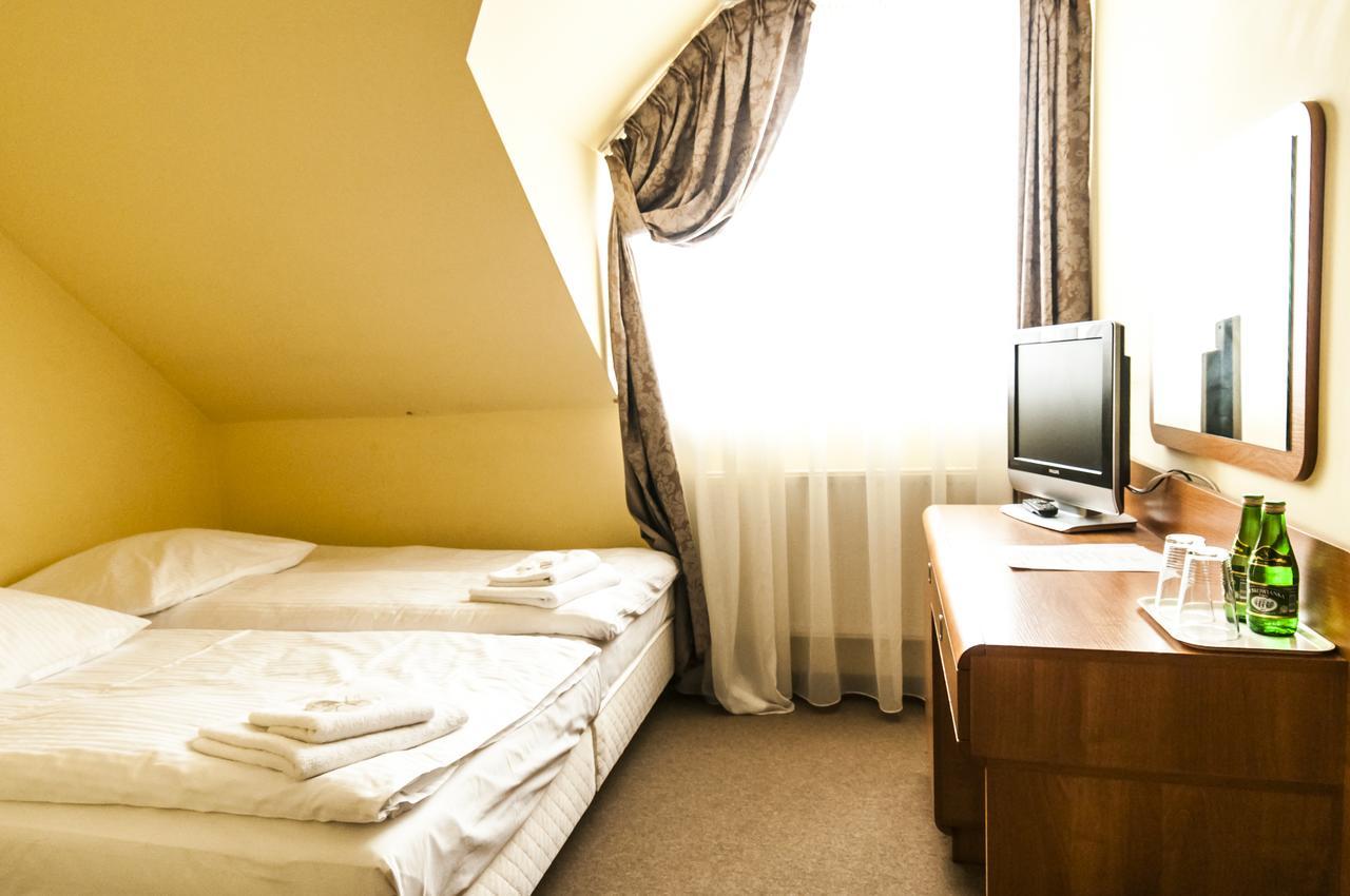 Hotel Olenka Szydlowiec Bagian luar foto